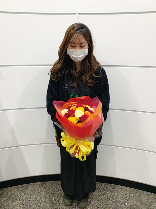 カラフルなバラの花束(ブーケタイプ)